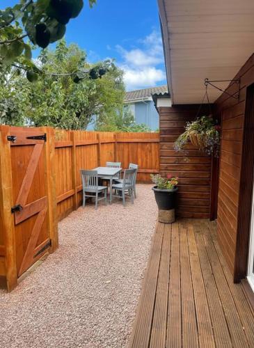 Charming Chalet - Sleep 3 4 & Free Parking, Dartmouth (photo 3)