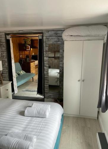 Charming Chalet - Sleep 3 4 & Free Parking, Dartmouth (photo 5)