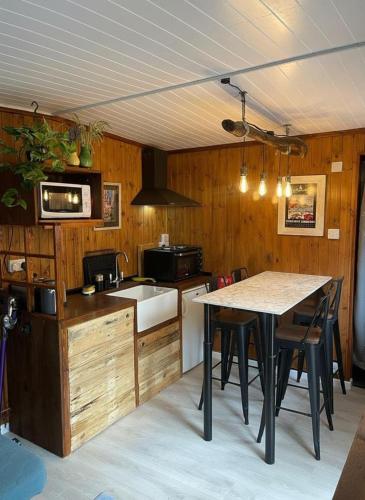 Charming Chalet - Sleep 3 4 & Free Parking, Dartmouth (photo 8)