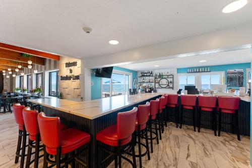 Pilgrim Sands hotel on Long Beach - 바/라운지