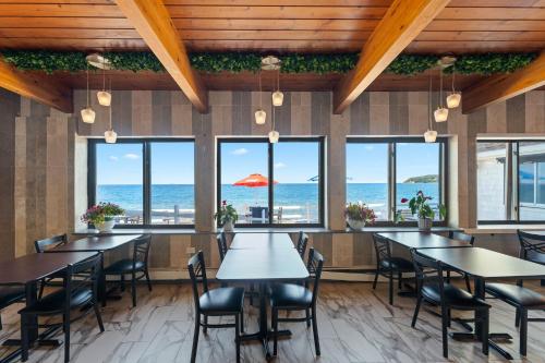 Pilgrim Sands hotel on Long Beach - 레스토랑