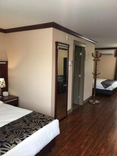2 queen beds