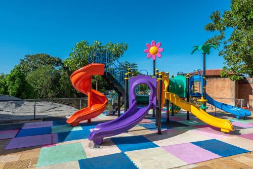 Детская площадка, diRoma Thermas direto com o Grupo diRoma com acesso ao Acqua Park e Café da manhã (diRoma Thermas direto com o Grupo diRoma com acesso ao Acqua Park e Cafe da manha) in Калдас-Новас