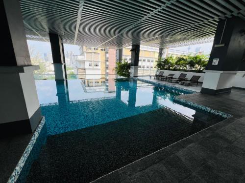 Swimming pool, klcc view VUE residences Hkl 2 near Taman Tasik Titiwangsa