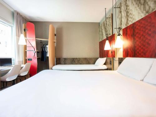 1 king bed, 1 twin bed