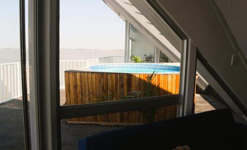Peldbaseins, The Play Deck at Binge - An Elevated Experience on the Vaal Dam in Deneysville