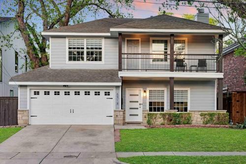 Highland Cottage Central Huge Yard HOT TUB in Dallas, USA