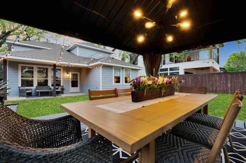 Highland Cottage - Central, Huge Yard Hot Tub in University Park