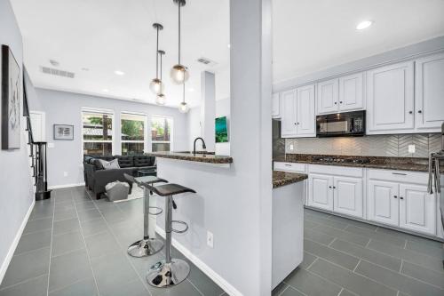 Highland Cottage - Central, Huge Yard Hot Tub in University Park