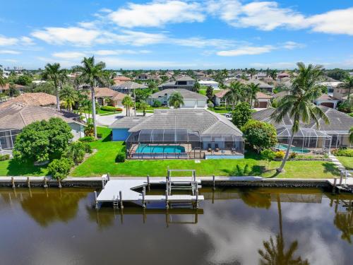 Seahorse Waterfront Pool Home - image 4