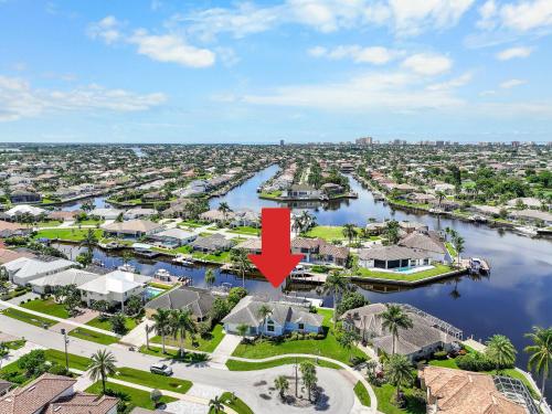 Seahorse Waterfront Pool Home - image 13