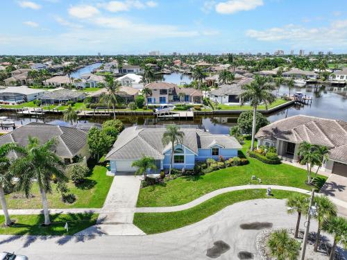 Seahorse Waterfront Pool Home - image 10