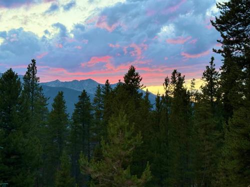 Breck Epic Views Magical Sunsets & Unforgettable Stays - image 3