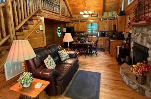 FREE Tickets-Mountain Joy a Private Treehouse style cabin that sleeps 4, near Gatlinburg and PF in Zion Grove (TN)