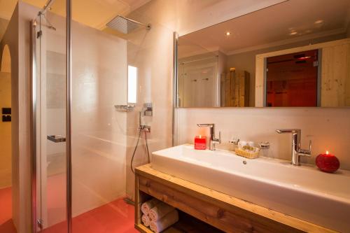 2 bedrooms, 6 beds