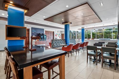 อาหารและเครื่องดื่ม, Holiday Inn Express & Suites Detroit Northwest - Livonia By IHG in ลิโวเนีย