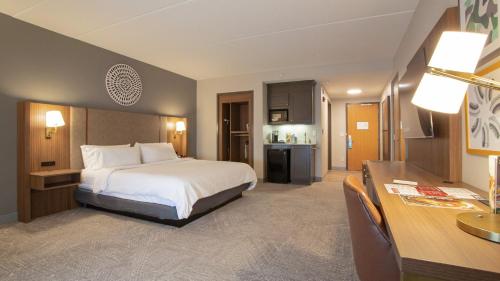 King Room - Mobility Access/Roll in Shower - Non-Smoking