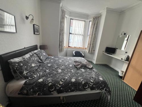Hylands Hotel Double Room with Private Bathroom & Free Parking in 貝斯頓利蘭德斯