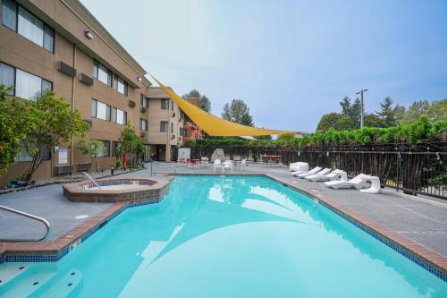 Úszómedence, Ramada by Wyndham Tukwila Southcenter in Tukwila