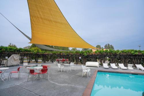 Ramada by Wyndham Tukwila Southcenter - image 5