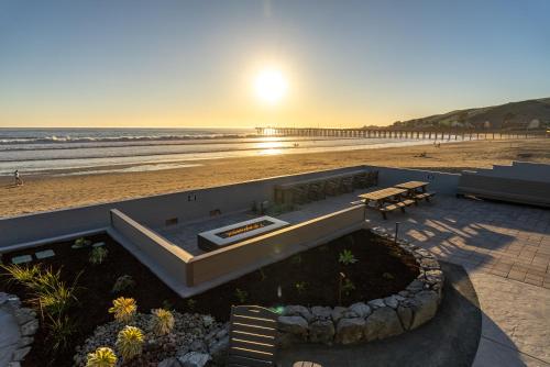 Shoreline Inn...on the beach