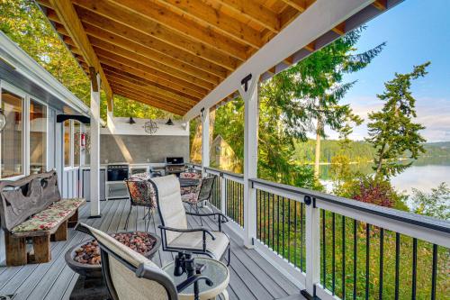 Outdoor Kitchen and Canal Views Cabin in Quilcene!