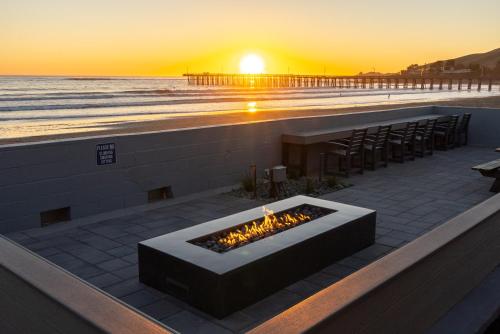 Shoreline Inn...on the beach - main image