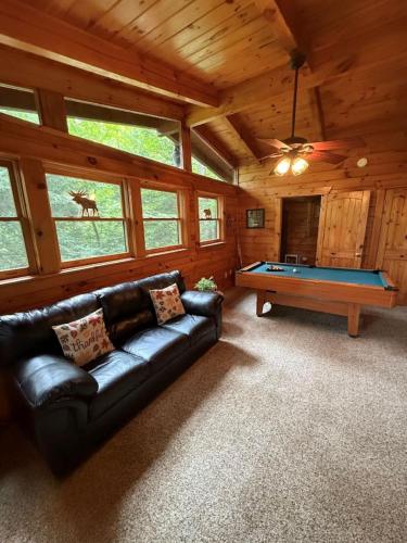 Szórakozási lehetőségek, FREE Tickets-Mountain Joy a Private Treehouse style cabin that sleeps 4, near Gatlinburg and PF in Zion Grove (TN)