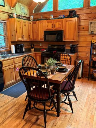 Konyha, FREE Tickets-Mountain Joy a Private Treehouse style cabin that sleeps 4, near Gatlinburg and PF in Zion Grove (TN)