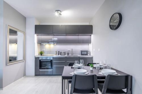 Comfy flat with balcony - image 9