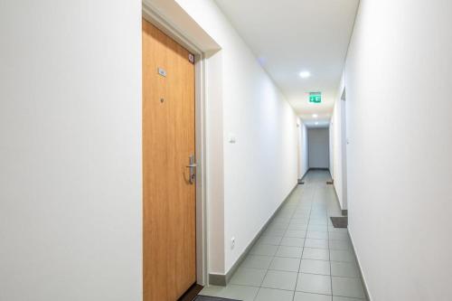 Comfy flat with balcony - image 6
