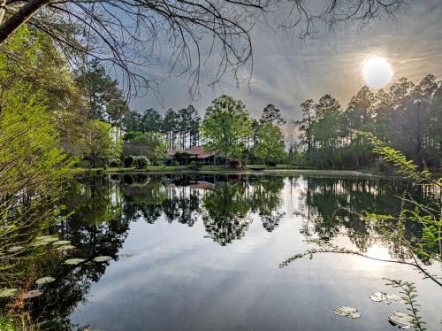Dreamy 3BR Pondside Home with Nature Trails in มูลทรี (จีเอ)
