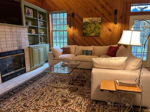 Dreamy 3BR Pondside Home with Nature Trails in มูลทรี (จีเอ)