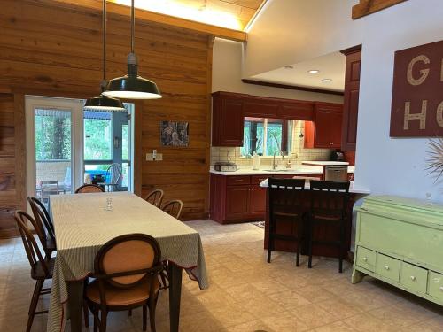 Dreamy 3BR Pondside Home with Nature Trails in มูลทรี (จีเอ)