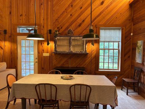 Dreamy 3BR Pondside Home with Nature Trails in มูลทรี (จีเอ)