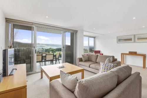 APOLLO BLUE 6 - modern waterfront apartment, Apollo Bay