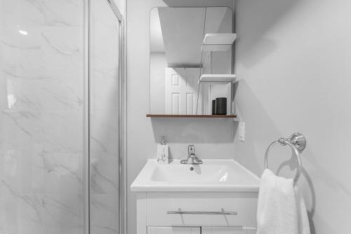 Modern 2-Bed, 2-Bath BSMT suite with Pvt Entrance Free Parking and Wi Fi, Pickering (foto 5)