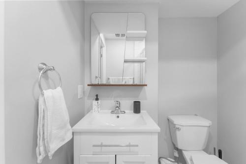 Modern 2-Bed, 2-Bath BSMT suite with Pvt Entrance Free Parking and Wi Fi, Pickering (foto 6)