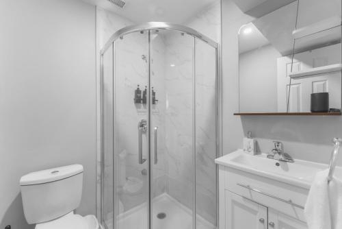 Modern 2-Bed, 2-Bath BSMT suite with Pvt Entrance Free Parking and Wi Fi, Pickering (foto 7)