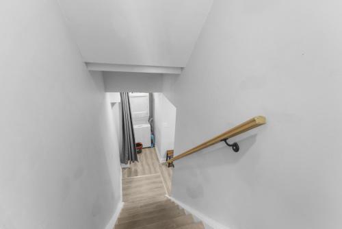 Modern 2-Bed, 2-Bath BSMT suite with Pvt Entrance Free Parking and Wi Fi, Pickering (foto 8)