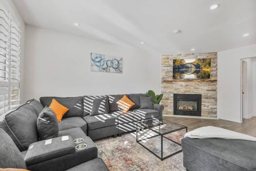 Luxe 4BR Retreat w Heated Pool Hot Tub and BBQ in 惠特比