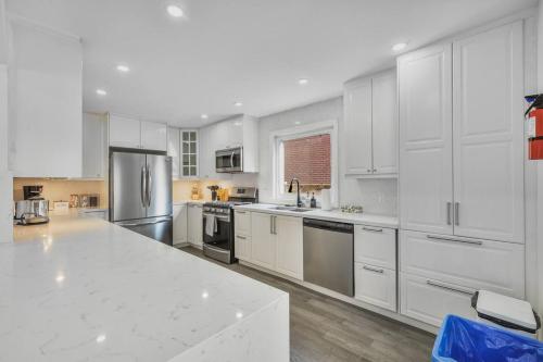 Luxe 4BR Retreat w Heated Pool Hot Tub and BBQ in 惠特比