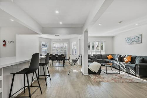 Luxe 4BR Retreat w Heated Pool Hot Tub and BBQ in 惠特比