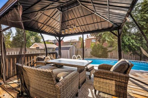 Luxe 4BR Retreat w Heated Pool Hot Tub and BBQ in 惠特比