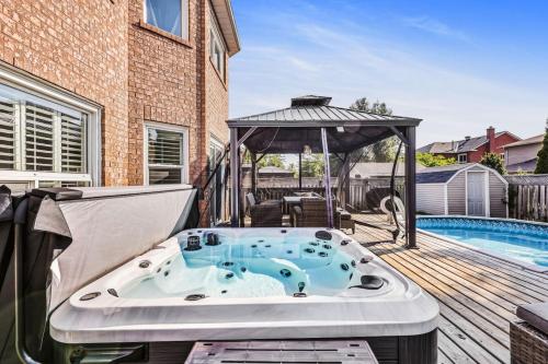 Luxe 4BR Retreat w Heated Pool Hot Tub and BBQ in 惠特比
