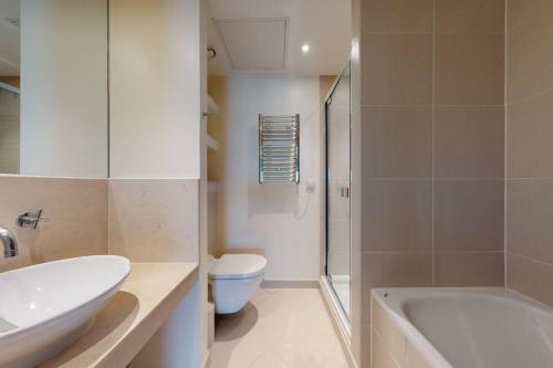 Luxury Canary Wharf Penthouse River Views 3 Bed 3 Bath - image 3