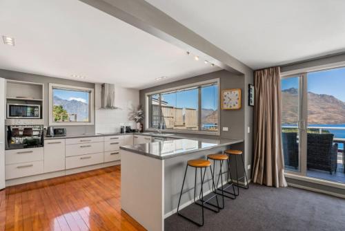 3BDRM w Lake views walk to town - image 13