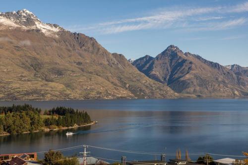 3BDRM w Lake views walk to town - image 4