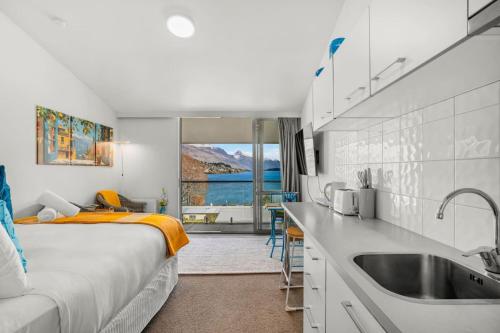Lakeview Lookout | Lake & Mountain Views Cosy studio - image 11