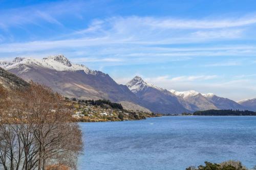 Lakeview Lookout | Lake & Mountain Views Cosy studio - image 4